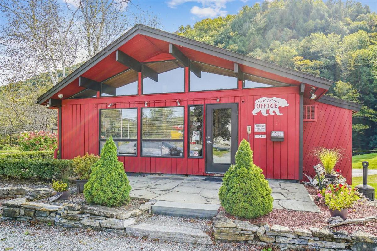 Popular attractions Area Nearby Property
